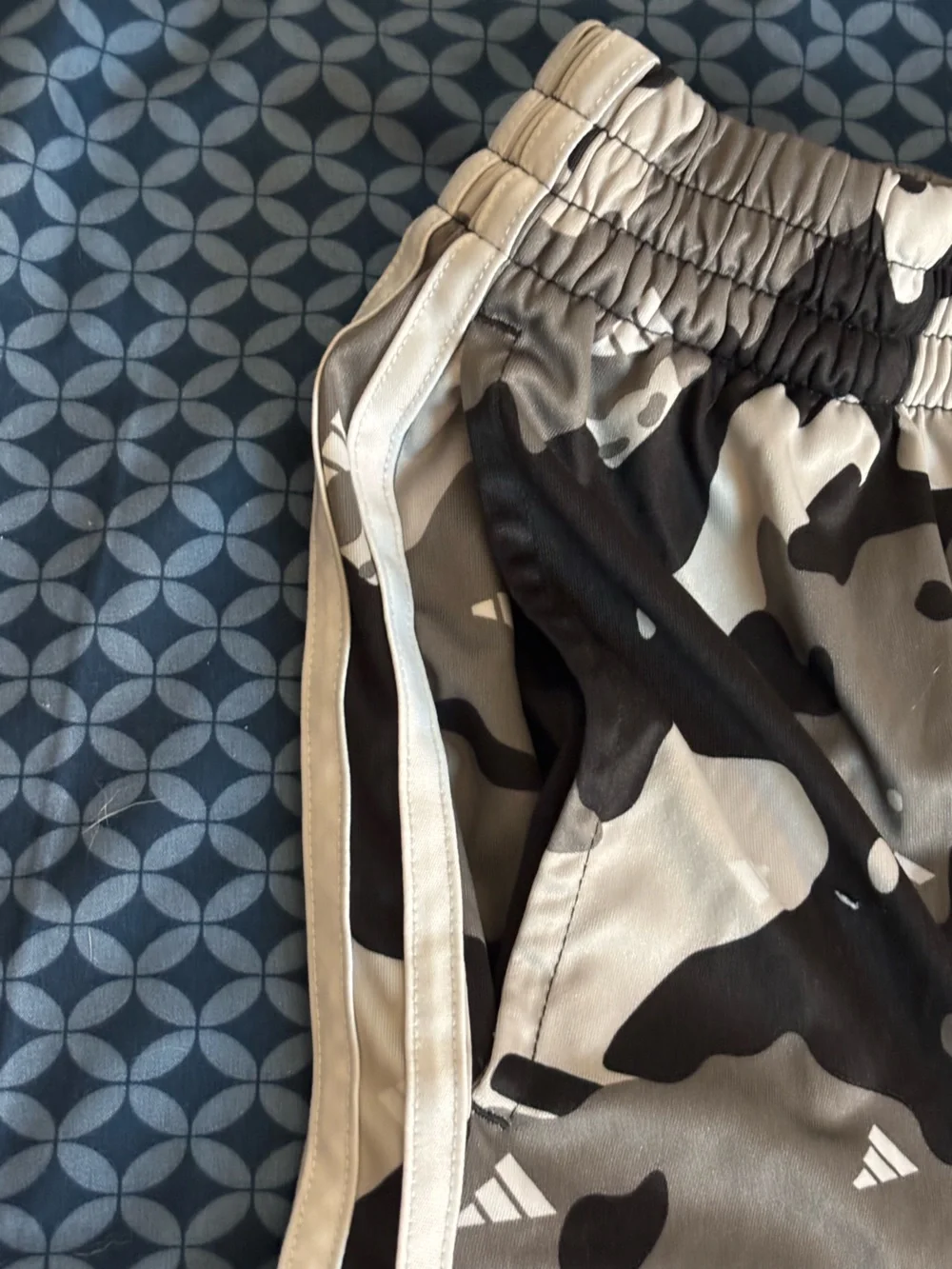 Boy’s ADIDAS Black & Gray Camo Kids Athletic Shorts Size Large 12-14